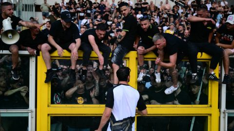 Federico Gatti beszélget a Juventus szurkolóival.