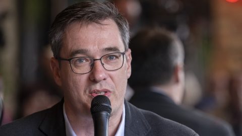 Karácsony Gergely főpolgármester a JazzFest Budapest 2026. koncertsorozatról tartott sajtótájékoztatón a budapesti Gozsdu-udvarban 2026. április 30-án. Tizenkét országból csaknem kétszáz zenész, köztük számos világsztár lép színpadra az ötödik JazzFest Budapesten. Június 27-től július 5-ig koncertet ad mások mellett Al Di Meola, Pat Metheny, Marcus Miller és Charles Lloyd.