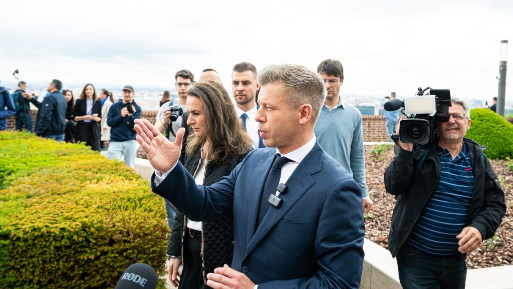Magyar Péterék gyermeknapot tartanak a Karmelitában