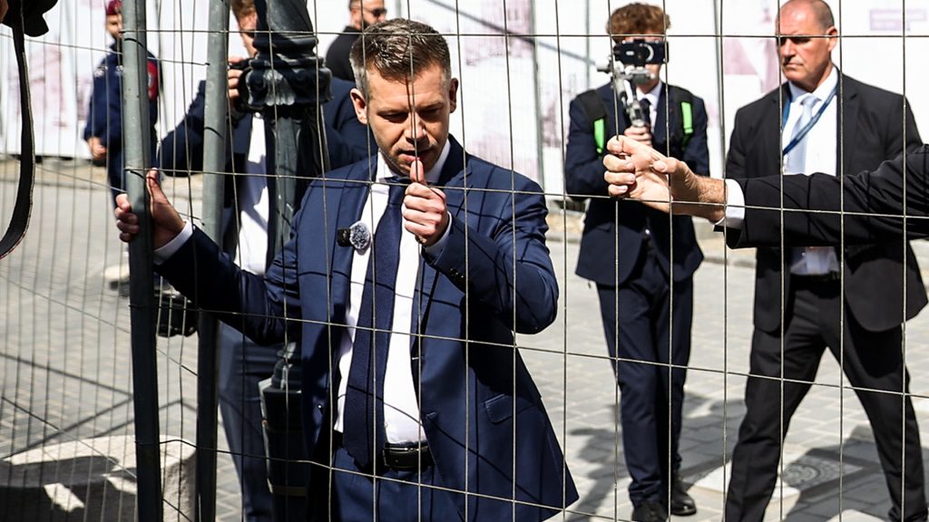 Magyar Péter üzent Mészárosnak a kordonbontás után: Ha szabálytalanság történt, „szerződést fogunk bontani”