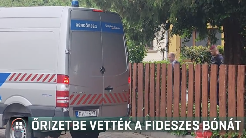 Videón, ahogy elviszik otthonából a rendőrök a volt fideszes képviselőt