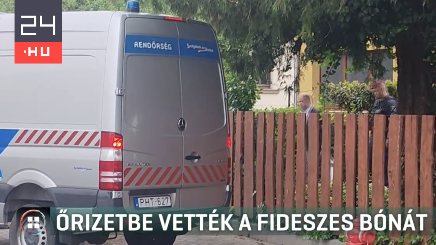 Rendőrök viszik el a volt fideszes képviselőt otthonából.