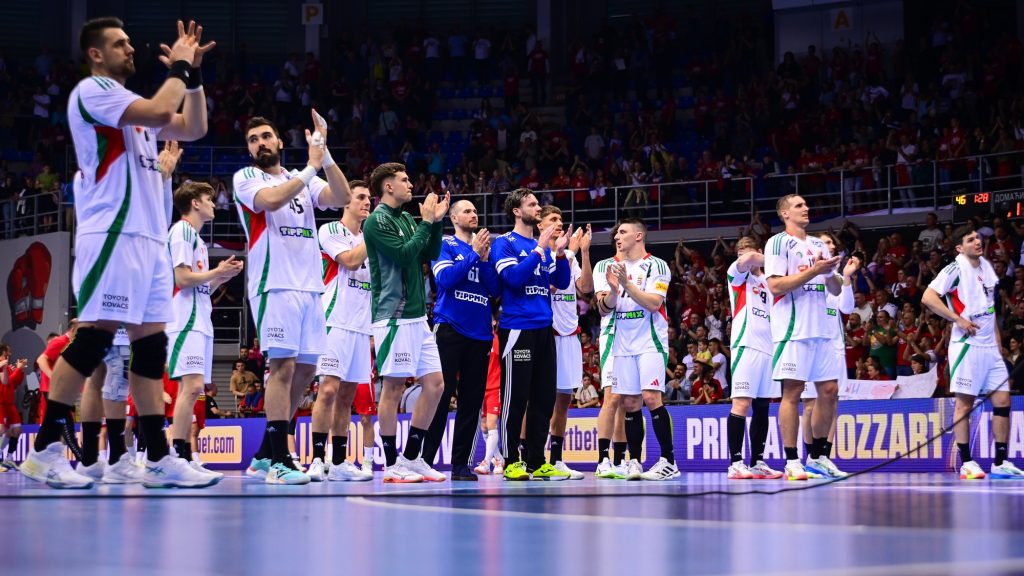 A magyar válogatott tagjai megköszönik a szurkolást a férfi kézilabda világbajnoki selejtezőben játszott Szerbia - Magyarország első mérkőzés után a nisi Cair Sportcenterben 2026. május 14-én. A magyar csapat 31-29-re kikapott.