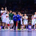 A magyar válogatott tagjai megköszönik a szurkolást a férfi kézilabda világbajnoki selejtezőben játszott Szerbia - Magyarország első mérkőzés után a nisi Cair Sportcenterben 2026. május 14-én. A magyar csapat 31-29-re kikapott.