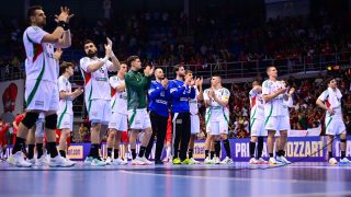 A magyar válogatott tagjai megköszönik a szurkolást a férfi kézilabda világbajnoki selejtezőben játszott Szerbia - Magyarország első mérkőzés után a nisi Cair Sportcenterben 2026. május 14-én. A magyar csapat 31-29-re kikapott.