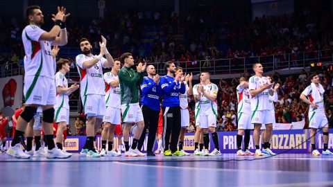 A magyar válogatott tagjai megköszönik a szurkolást a férfi kézilabda világbajnoki selejtezőben játszott Szerbia - Magyarország első mérkőzés után a nisi Cair Sportcenterben 2026. május 14-én. A magyar csapat 31-29-re kikapott.