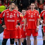A magyar válogatott játékosai a férfi kézilabda világbajnoki selejtezőben játszott Magyarország - Szerbia visszavágó mérkőzés után a One Veszprém Arénában 2026. május 17-én. A mérkőzést a magyar válogatott nyerte 31-30-ra, de 61-60-as összesítéssel Szerbia jutott ki az olimpiai kvalifikációs világbajnokságra.