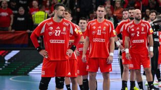 A magyar válogatott játékosai a férfi kézilabda világbajnoki selejtezőben játszott Magyarország - Szerbia visszavágó mérkőzés után a One Veszprém Arénában 2026. május 17-én. A mérkőzést a magyar válogatott nyerte 31-30-ra, de 61-60-as összesítéssel Szerbia jutott ki az olimpiai kvalifikációs világbajnokságra.