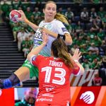 Kristine Breistöl, a Győr (b) és Tóvizi Petra, a DVSC játékosa (k) a Török Bódog női kézilabda Magyar Kupa döntőjében játszott Győri Audi ETO KC - DVSC Schaeffler mérkőzésen a Tatabányai Multifunkcionális Csarnokban 2026. május 3-án.