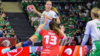 Kristine Breistöl, a Győr (b) és Tóvizi Petra, a DVSC játékosa (k) a Török Bódog női kézilabda Magyar Kupa döntőjében játszott Győri Audi ETO KC - DVSC Schaeffler mérkőzésen a Tatabányai Multifunkcionális Csarnokban 2026. május 3-án.