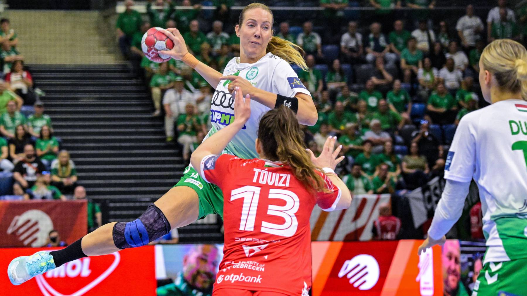 Kristine Breistöl, a Győr (b) és Tóvizi Petra, a DVSC játékosa (k) a Török Bódog női kézilabda Magyar Kupa döntőjében játszott Győri Audi ETO KC - DVSC Schaeffler mérkőzésen a Tatabányai Multifunkcionális Csarnokban 2026. május 3-án.