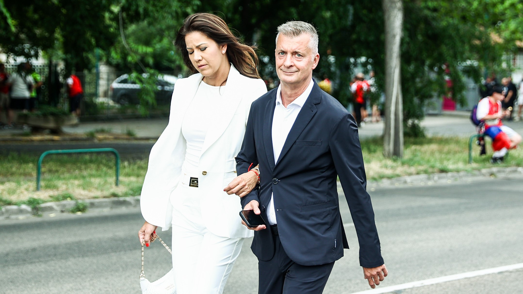 Kubatov Gábor, ahogy a Bajnokok Ligája-döntőre igyekszik.