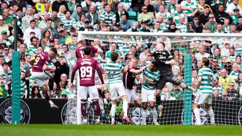 Lawrence Shankland, a Hearts játékosa, miközben gólt szerez a Celtic ellen.