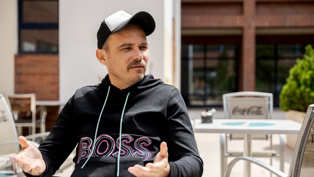 „Emberek a mentális egészségük védelmében hagyták el a színházat” – Lengyel Tamás számonkérte a Fővárost az Eszenyi-ügy kapcsán