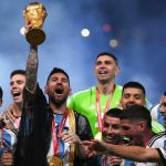 Lionel Messi a 2022-es világbajnoki trófeával.