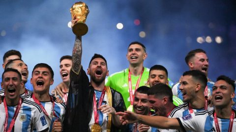Lionel Messi a 2022-es világbajnoki trófeával.