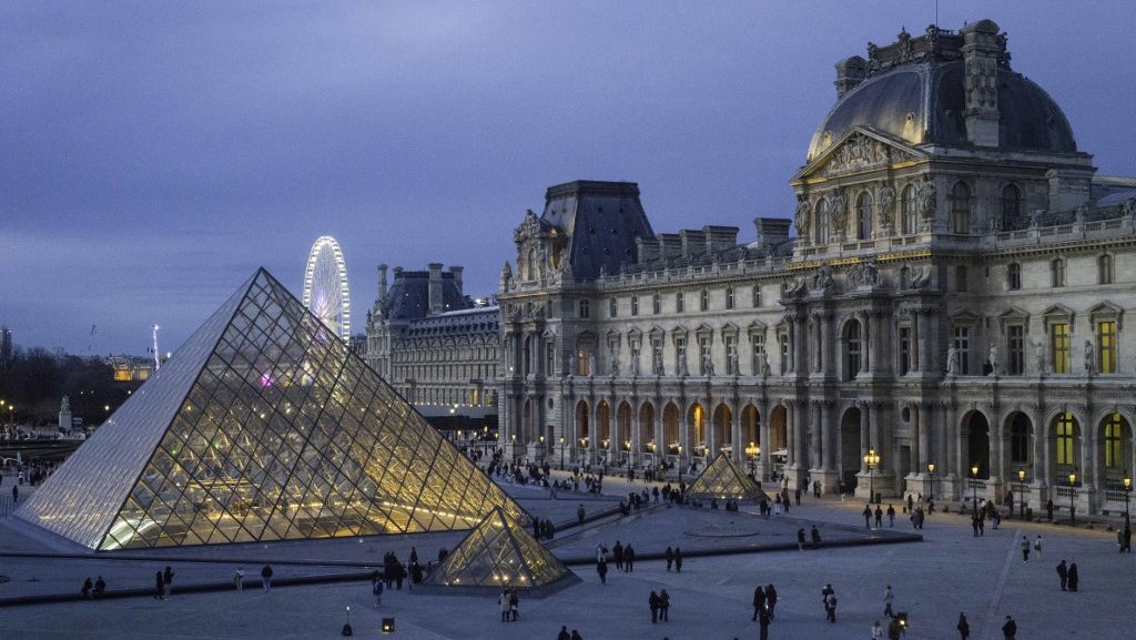 Film készül a Louvre 2025-ös ékszerrablásáról