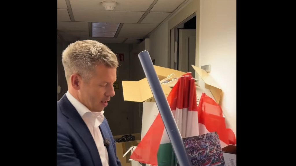 Magyar feljelentés tesz, miután Fidesz-reklámanyagokra bukkant Lázár volt minisztériumában
