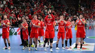 A magyar válogatott játékosai a férfi kézilabda világbajnoki selejtezőben játszott Magyarország - Szerbia visszavágó mérkőzés után a One Veszprém Arénában 2026. május 17-én. A mérkőzést a magyar válogatott nyerte 31-30-ra, de 61-60-as összesítéssel Szerbia jutott ki az olimpiai kvalifikációs világbajnokságra.