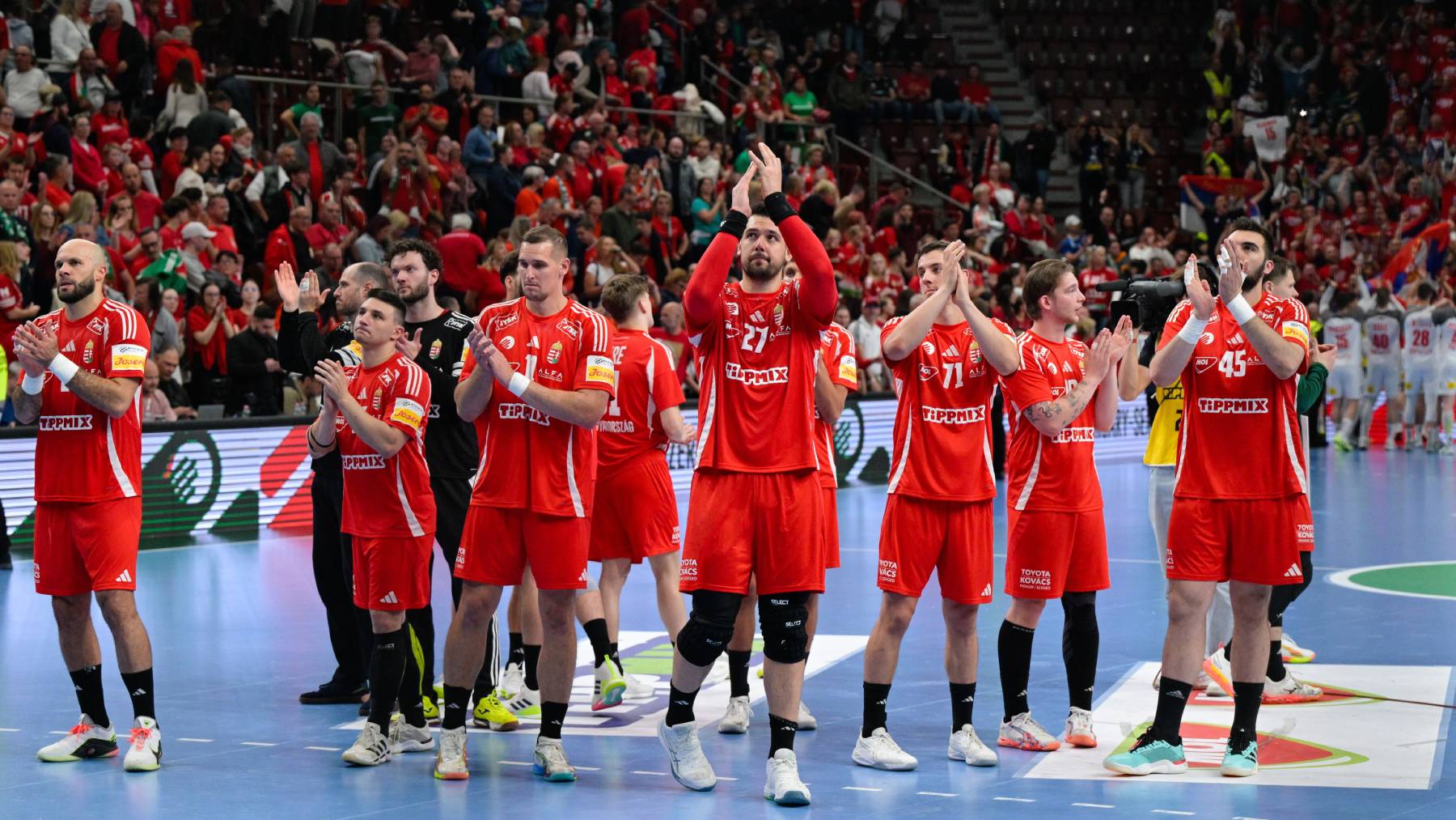 A magyar válogatott játékosai a férfi kézilabda világbajnoki selejtezőben játszott Magyarország - Szerbia visszavágó mérkőzés után a One Veszprém Arénában 2026. május 17-én. A mérkőzést a magyar válogatott nyerte 31-30-ra, de 61-60-as összesítéssel Szerbia jutott ki az olimpiai kvalifikációs világbajnokságra.