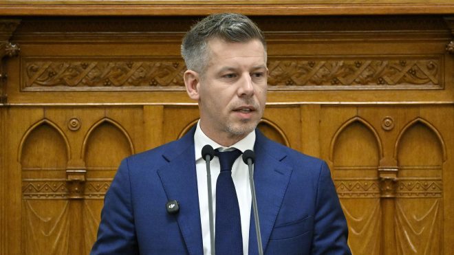 Magyar Péter a parlamentben május 26-án