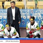 Majoross Gergely szövetségi kapitány játékosaival a jégkorong-világbajnokság csoportkörmérkőzéseinek első fordulójában, a B csoportban játszott Németország-Magyarország mérkőzésen a dániai Herningben.