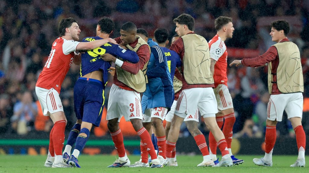 Öt Arsenal-játékosnak akart nekimenni a madridi védő, kapott egy pofont