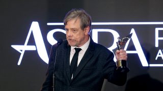 Mark Hamill átveszi a díját a 2026-os Astra-gála színpadán