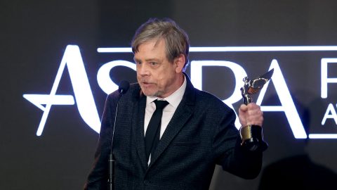 Mark Hamill átveszi a díját a 2026-os Astra-gála színpadán