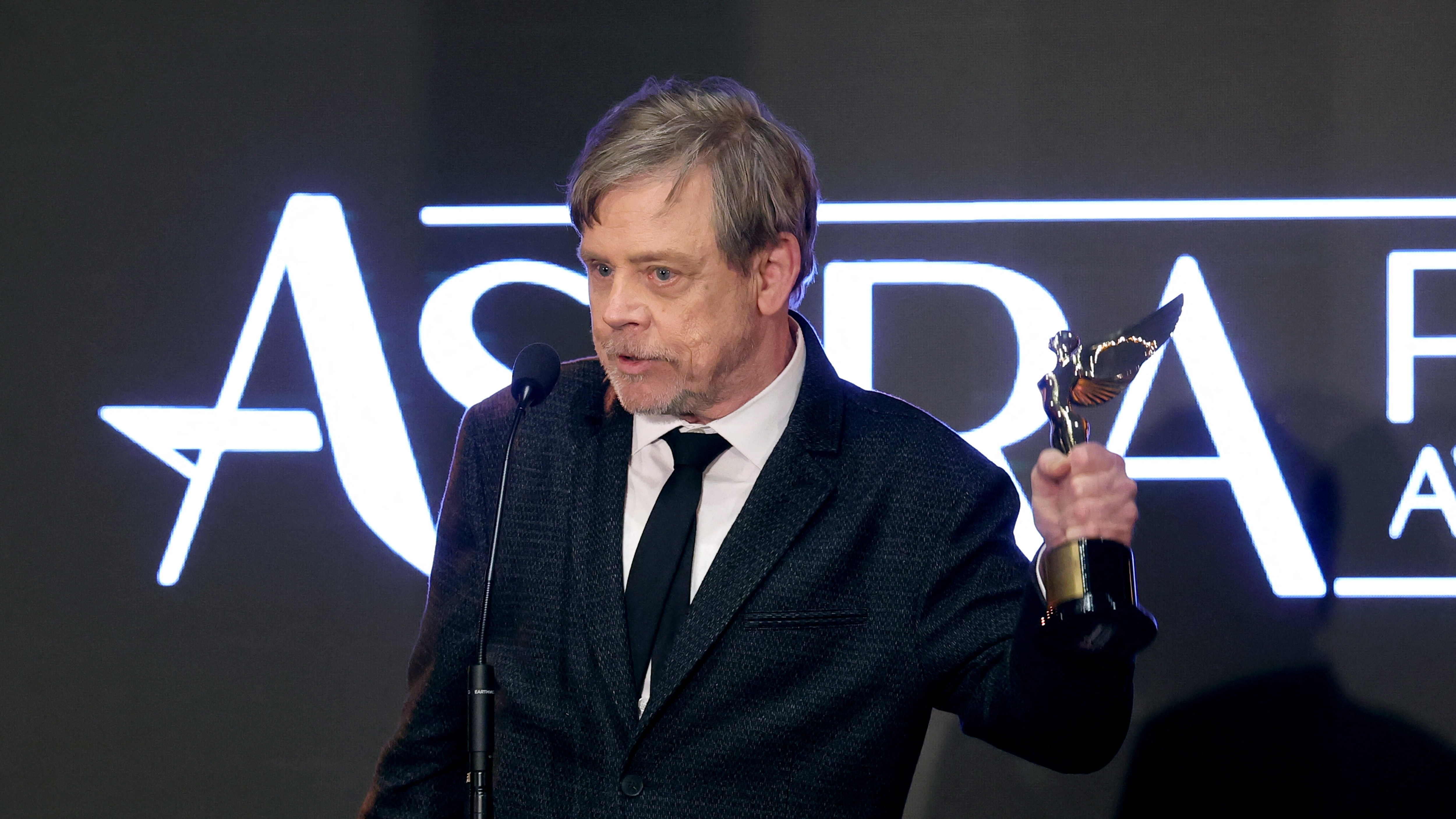 Mark Hamill átveszi a díját a 2026-os Astra-gála színpadán