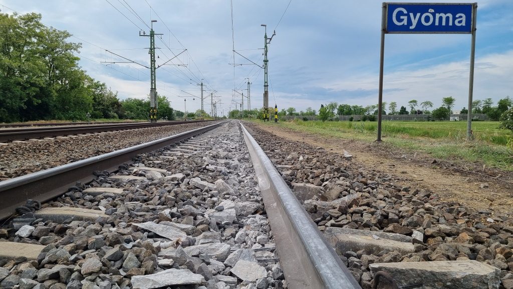 MÁV: 600 vasúti betonalj tört össze a kisiklás miatt