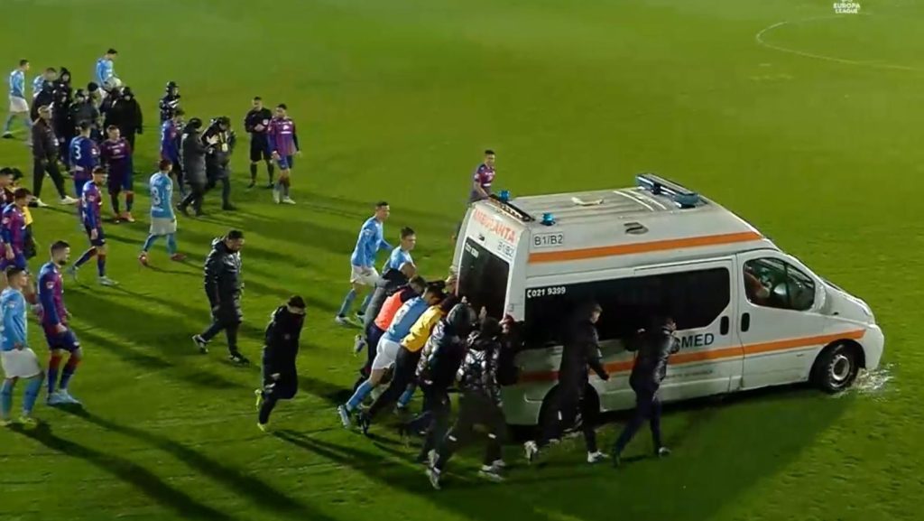 A focistáknak kellett letolni a pályára guruló mentőautót Romániában