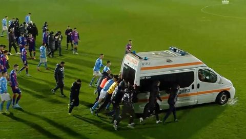 A Voluntari és Bihar játékosai letolják a mentőt a pályáról.