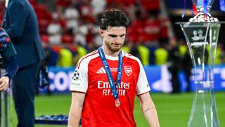 Declan Rice, miután átvette a második helyért járó érmet a Bajnokok Ligája döntőjének elvesztése után.