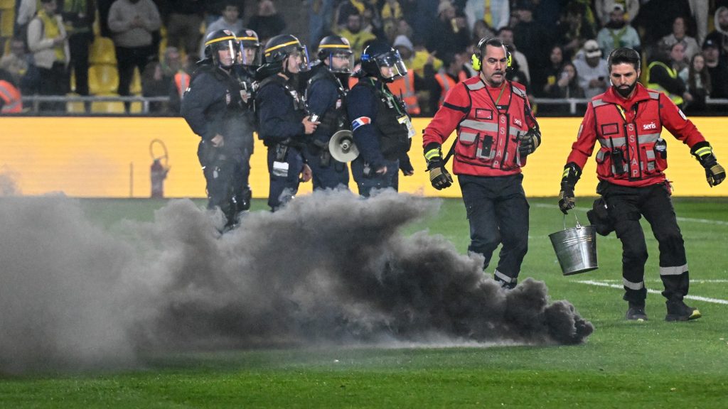 Szembeszállt a huligánokkal az idős edző, de így is félbeszakadt a francia bajnoki