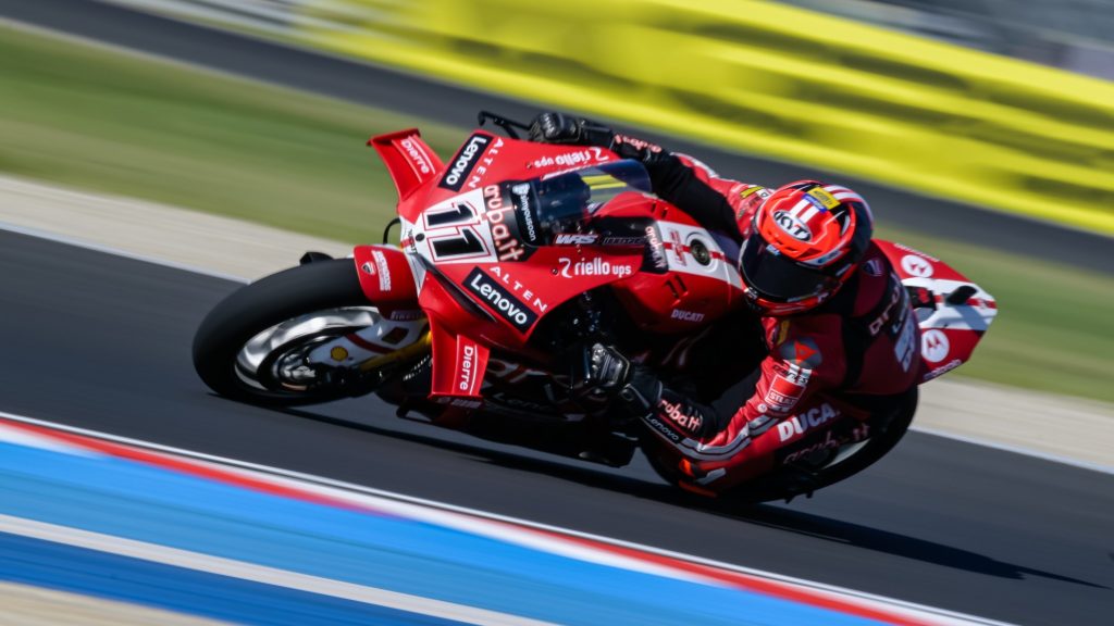 Nicolo Bulega, az Aruba.it Racing – Ducati olasz versenyzője a gyorsaságimotoros Superbike-világbajnokság magyarországi harmadik szabadedzésén a balatonfőkajári Balaton Park Circuit versenypályán 2026. május 2-án.