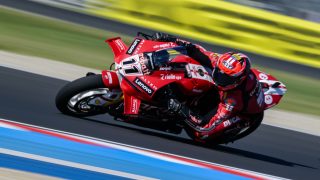 Nicolo Bulega, az Aruba.it Racing – Ducati olasz versenyzője a gyorsaságimotoros Superbike-világbajnokság magyarországi harmadik szabadedzésén a balatonfőkajári Balaton Park Circuit versenypályán 2026. május 2-án.