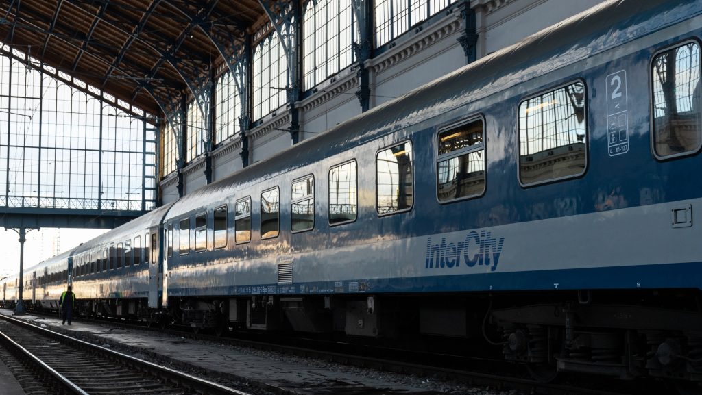 Kisiklott egy motorvonat a Nyugatinál, korlátozták a pályaudvar forgalmát