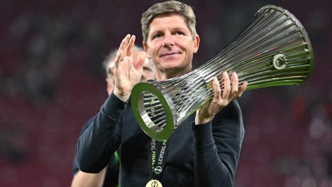 27 May 2026, Saxony, Leipzig: Soccer, men: UEFA Europa Conference League, Crystal Palace - Rayo Vallecano, knockout round, final, Red Bull Arena, coach Oliver Glasner (Crystal Palace) celebrates with the trophy after the final. Photo: Robert Michael/dpa