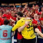 dpatop - 31 May 2026, Hamburg: Handball, Men: EHF European League, THW Kiel - MT Melsungen, Final Four, Final, Barclays Arena. MT Melsungen players celebrate the EHF European League victory with the fans. Photo: Philipp Szyza/dpa