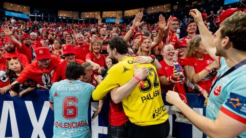 dpatop - 31 May 2026, Hamburg: Handball, Men: EHF European League, THW Kiel - MT Melsungen, Final Four, Final, Barclays Arena. MT Melsungen players celebrate the EHF European League victory with the fans. Photo: Philipp Szyza/dpa