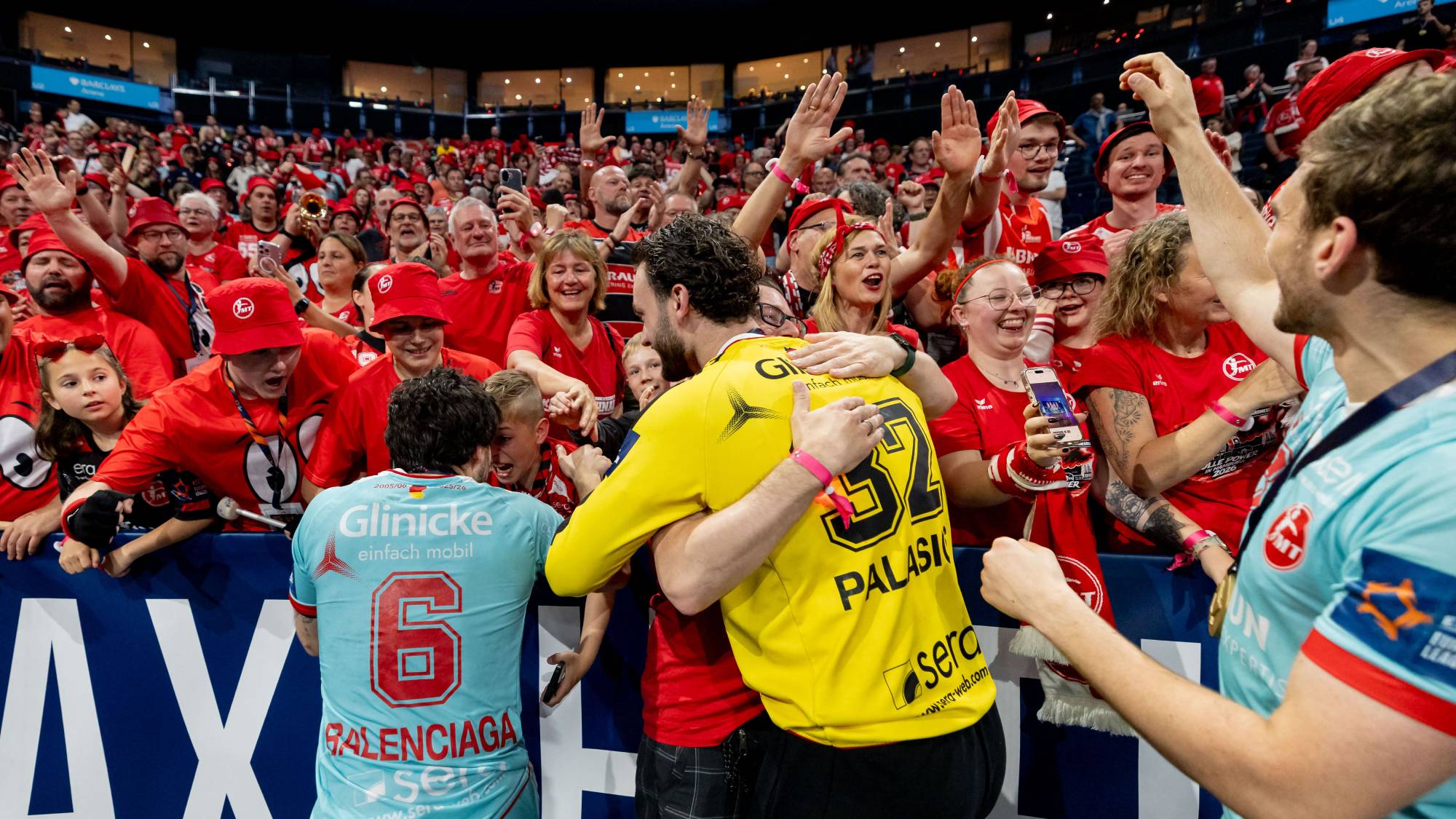 dpatop - 31 May 2026, Hamburg: Handball, Men: EHF European League, THW Kiel - MT Melsungen, Final Four, Final, Barclays Arena. MT Melsungen players celebrate the EHF European League victory with the fans. Photo: Philipp Szyza/dpa