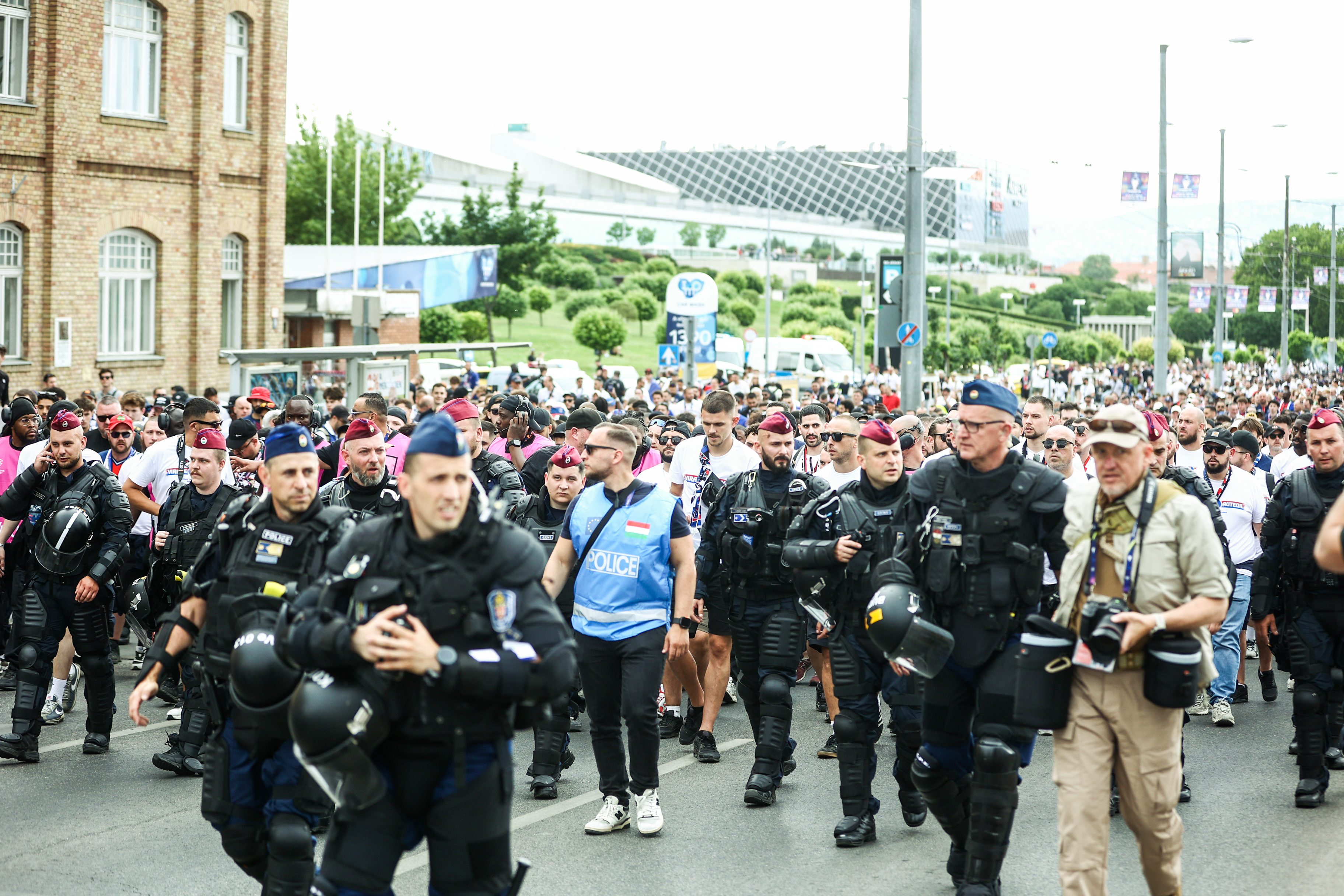 A párizsi szurkolók vonulás Budapesten.