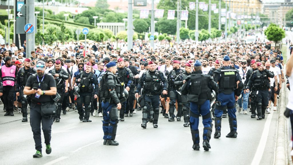 A Kerepesi úton vonulnak a PSG-drukkerek