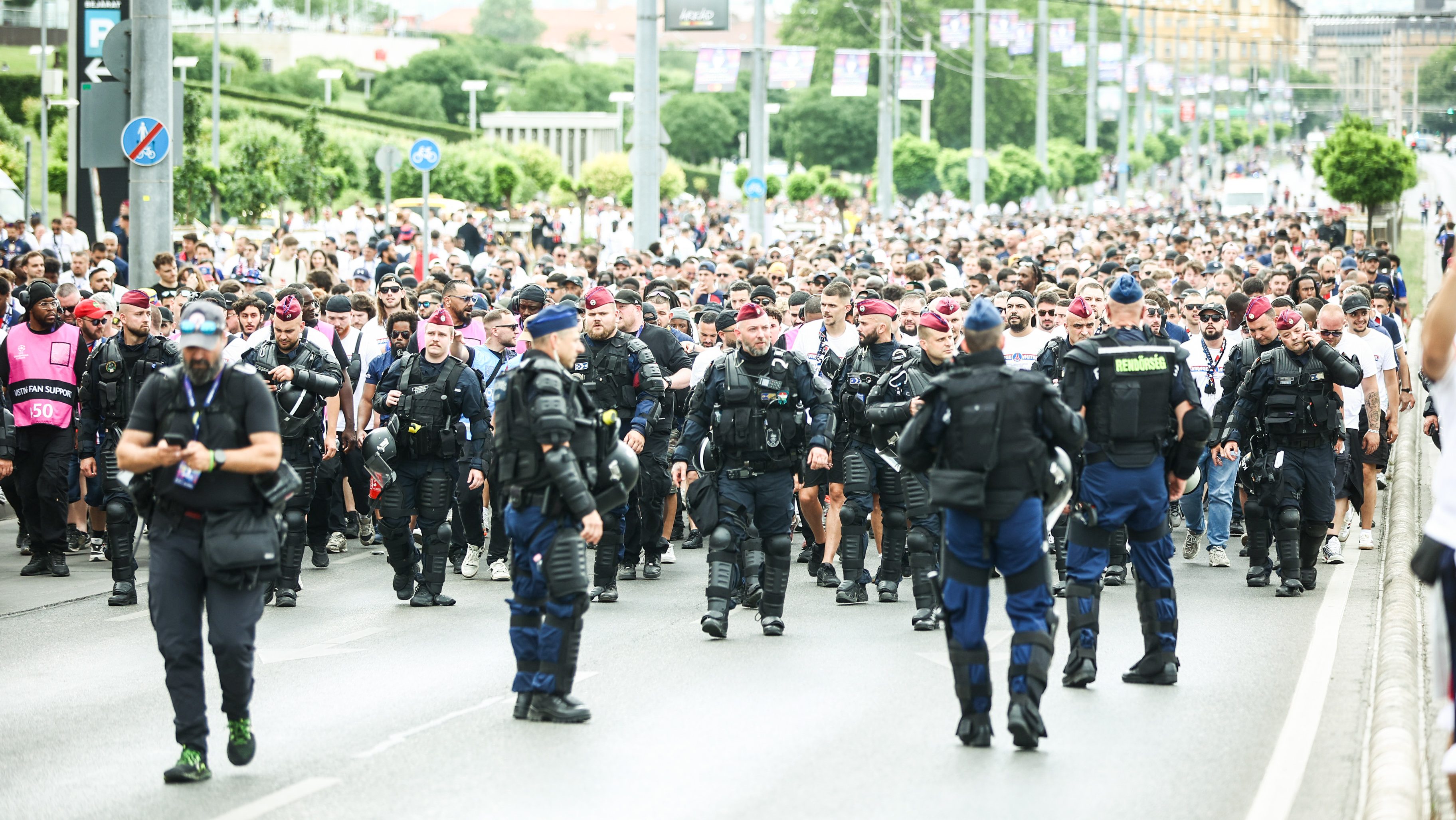 A párizsi szurkolók vonulás Budapesten.