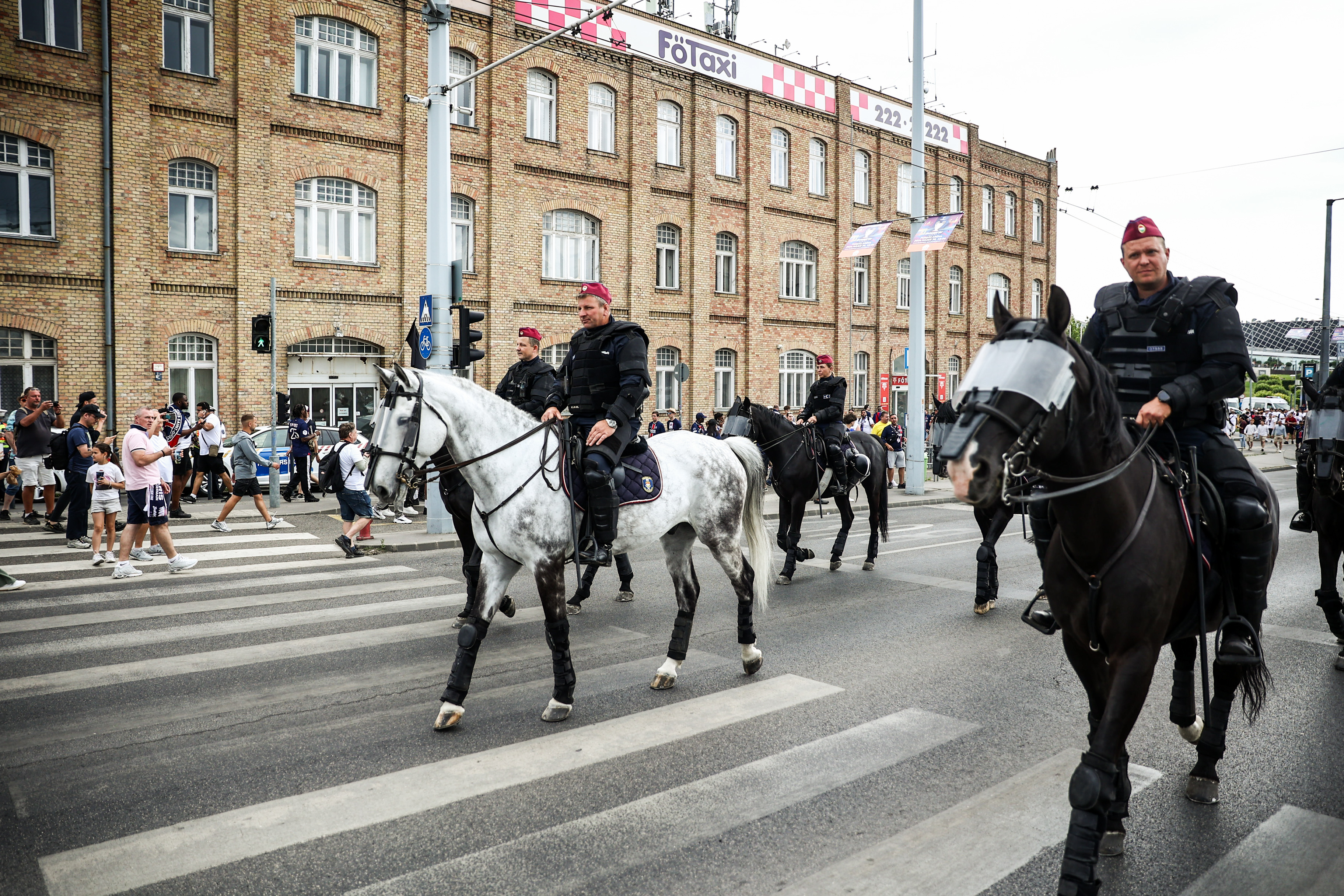 A párizsi szurkolók vonulás Budapesten.