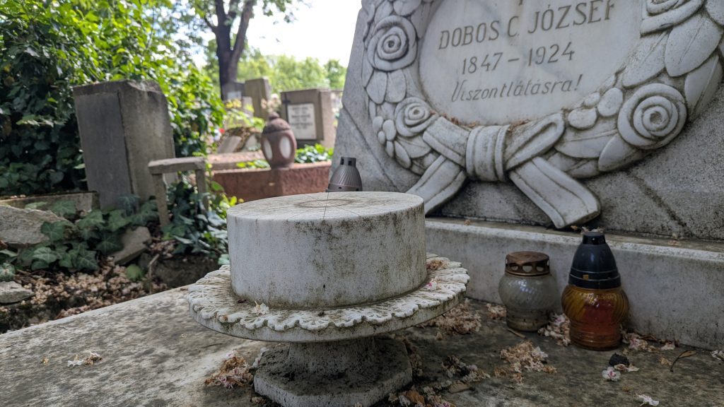 Kővé vált dobostorta áll egy százéves síron, a kitalálójának állít emléket