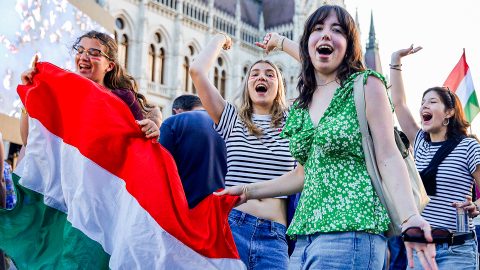 Fiatalok buliznak az új kormány beiktatása után a Kossuth téren