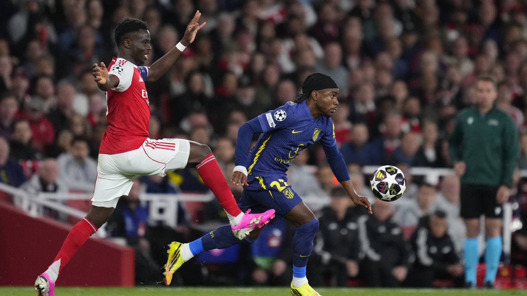 LONDON, UNITED KINGDOM - MAY 5: Ademola Lookman second striker of Atletico de Madrid and Nigeria and Bukayo Saka right winger of Arsenal and England compete for the ball during the UEFA Champions League 2025/26 Semi Final Second Leg match between Arsenal FC and Atletico de Madrid at Arsenal Stadium on May 5, 2026 in London, United Kingdom. Jose Hernandez / Anadolu