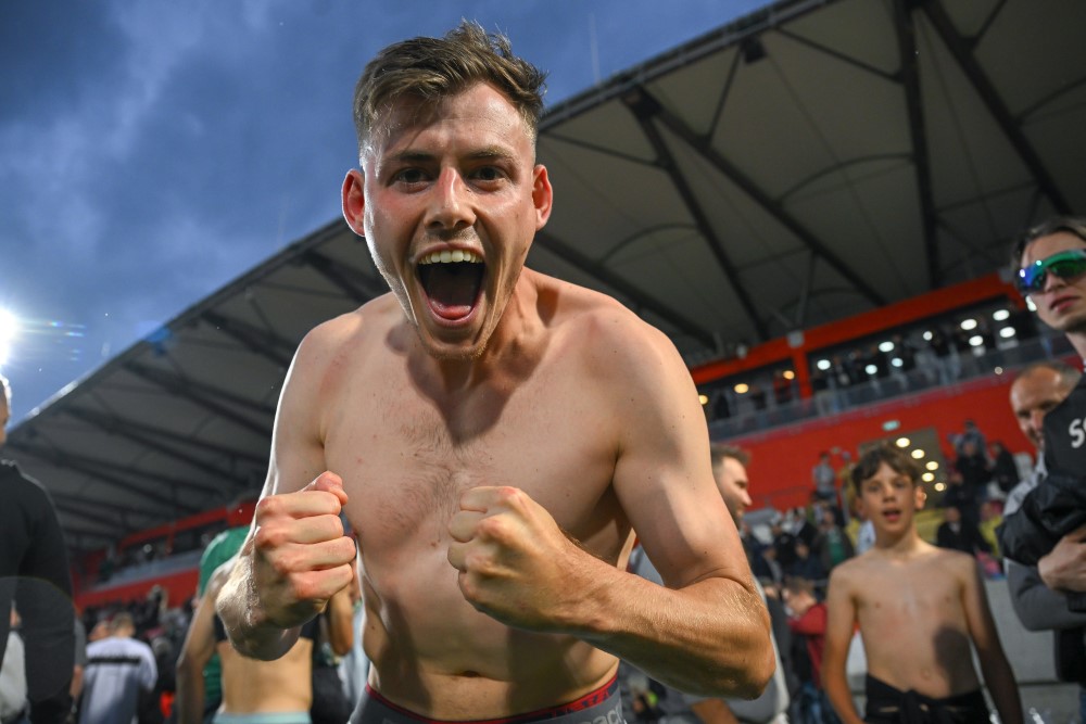 Schön Szabolcs, a bajnok ETO játékosa ünnepel a labdarúgó Fizz Liga 33. utolsó fordulójában játszott Kisvárda Master Good - ETO FC mérkőzés után a kisvárdai Várkerti Stadionban 2026. május 16-án. Az ETO Győr FC nyerte a bajnokságot, miután 1-0-ra győzött a Kisvárda ellen.